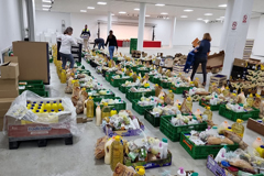 El Ayuntamiento reparte lotes de alimentos a las familias ms necesitadas